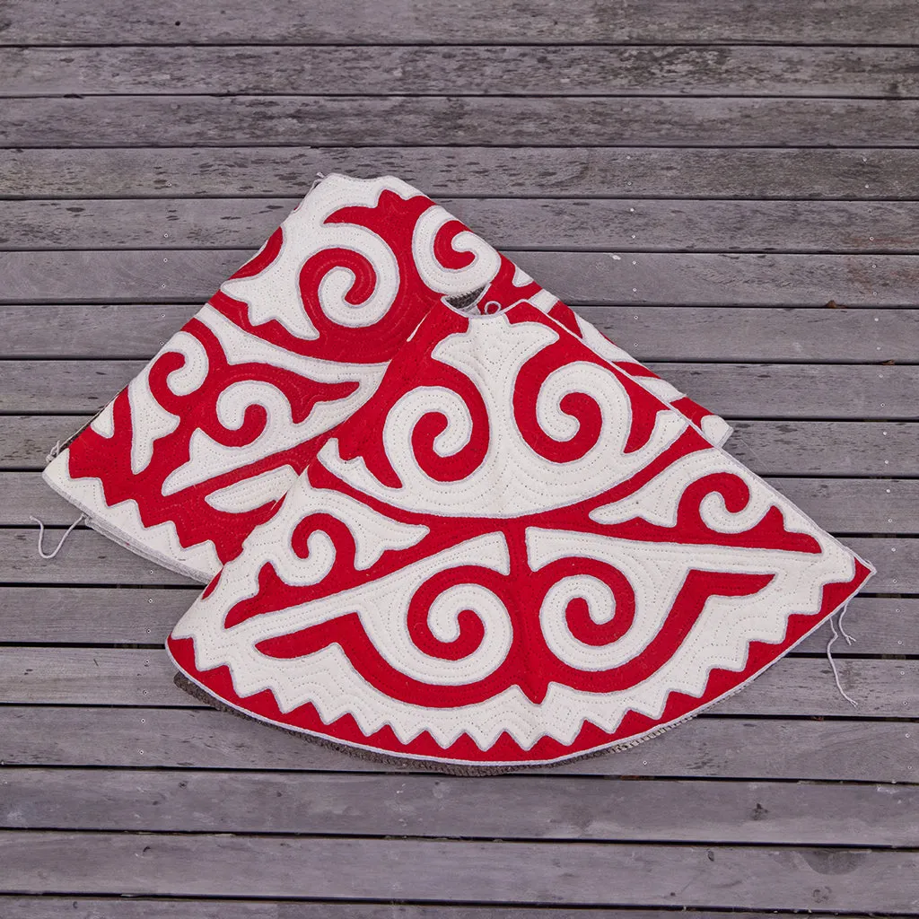 Contemporary White With Red Shyrdak Tree Skirt